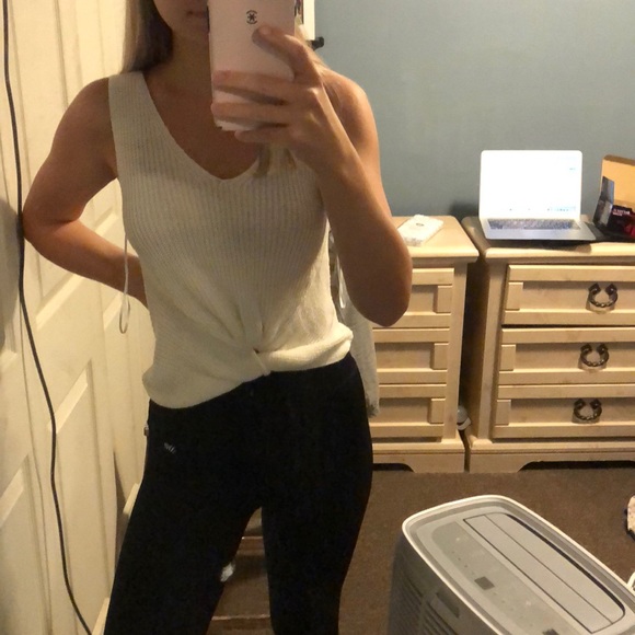 NWT Moon & Madison White Sweater Tank - Picture 5 of 5